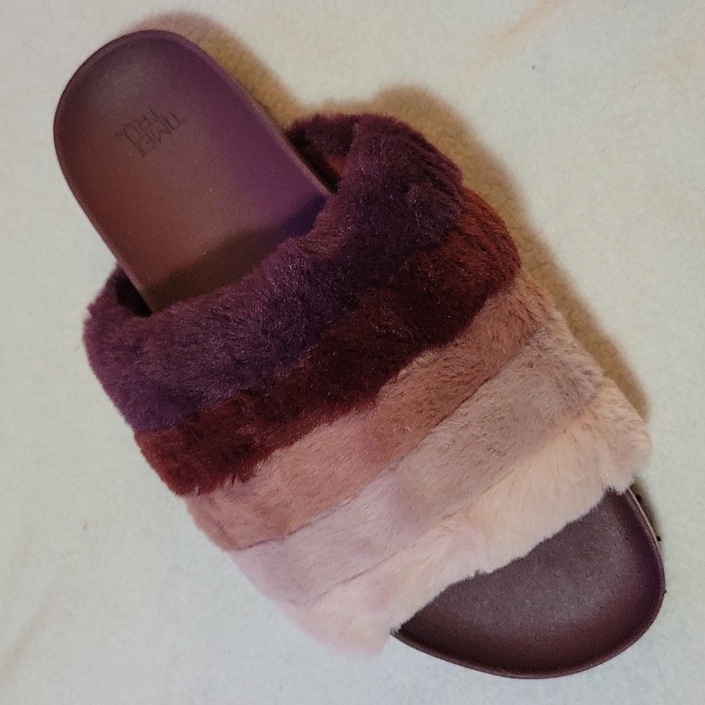 Time and Tru Fuzzy Slippers Burgundy Size 10
